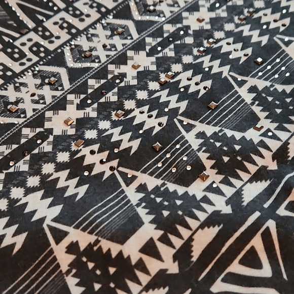 Catherines Black and White Geometric Print Sequin Top w/Pink Trim 1X (3097) - Picture 3 of 5